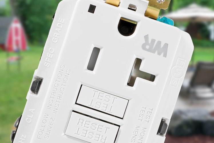 Temps-Résistant GFCI en Premier plan avec Arrière-cour en Fond