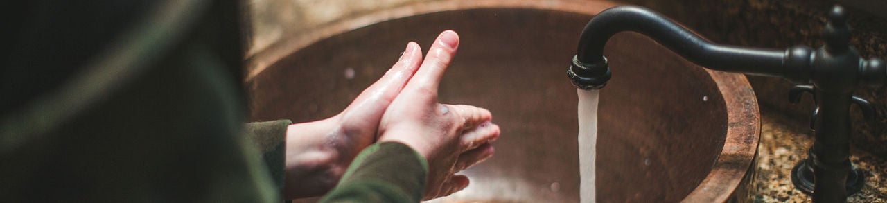 Linge mains en salle de bain évier