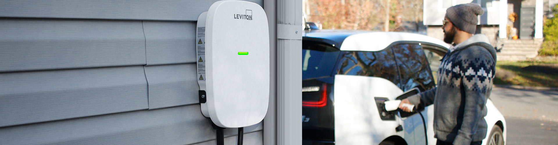 Homme charge électrique véhicule en allée