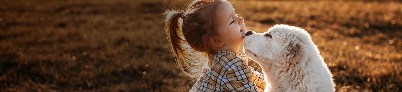 Fille étreinte son chiot