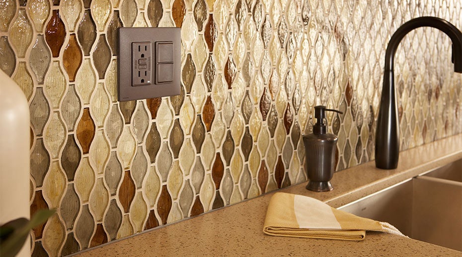 Noyer écorce Renu parties sur la mur en cuisine