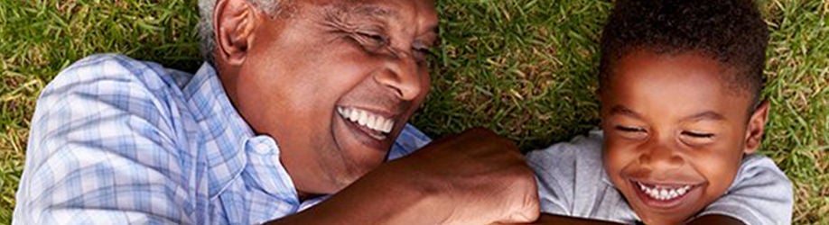 Plus homme et jeune garçon