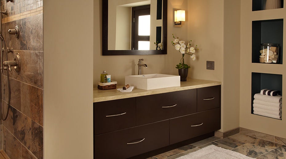 Noyer Écorce Renu parties sur la mur en salle de bain