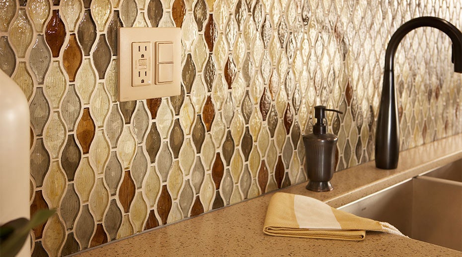 Chaud Caramel Renu parties sur la mur en cuisine